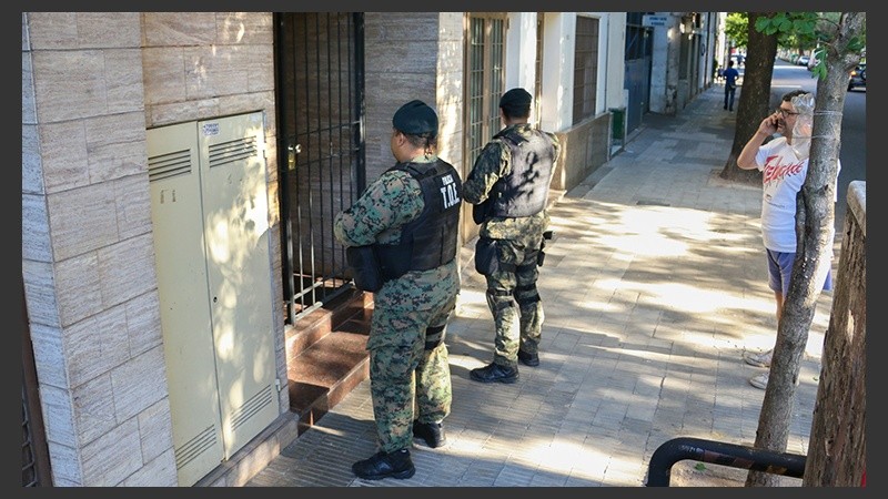 La TOE vigila la puerta del edificio de 1º de mayo y 9 de julio este miércoles donde se hizo un procedimiento. 