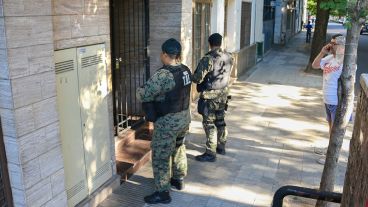 La TOE vigila la puerta del edificio de 1º de mayo y 9 de julio este miércoles donde se hizo un procedimiento.
