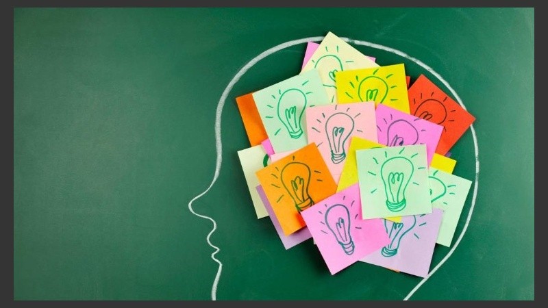 Para ejercitar el cerebro es recomendable que hagas algo nuevo como aprender un idioma, tocar un instrumento, cocinar recetas exóticas.