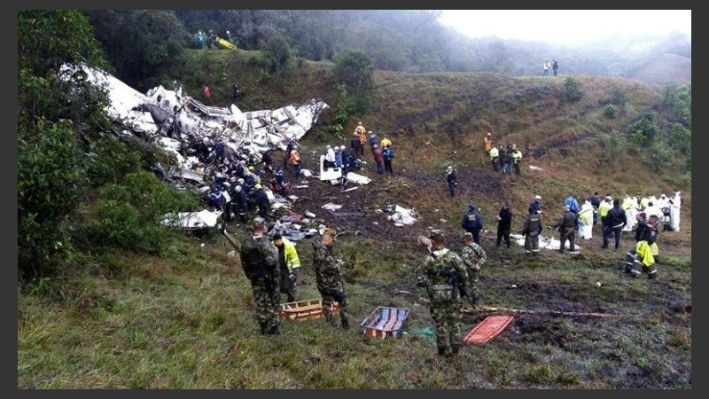 Trabajos en el lugar donde cayó el avión.