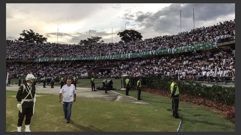 Una multitud, además de autoridades y el plantel de Nacional en Medellín.
