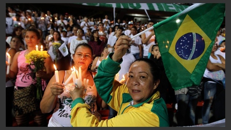 Una multitud, además de autoridades y el plantel de Nacional en Medellín.