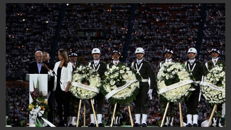 Una multitud, además de autoridades y el plantel de Nacional en Medellín.
