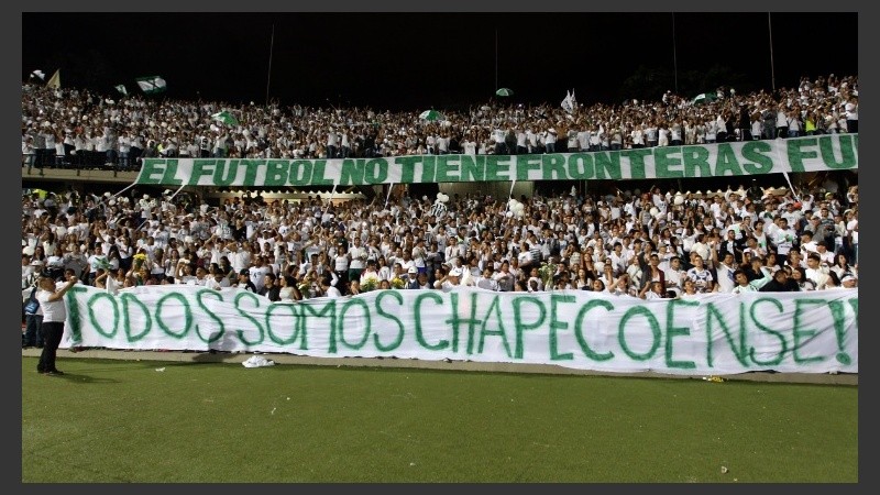 Una multitud, además de autoridades y el plantel de Nacional en Medellín.