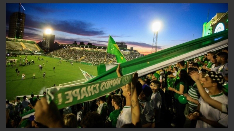 En Brasil también hubo estadio lleno para recordar a los fallecidos.