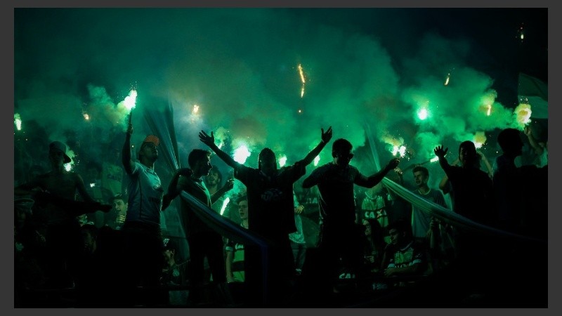 En Brasil también hubo estadio lleno para recordar a los fallecidos.