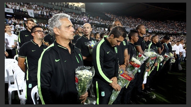 Una multitud, además de autoridades y el plantel de Nacional en Medellín.
