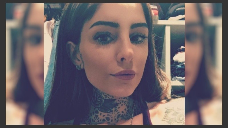 Recostada, Candelaria confiesa: 