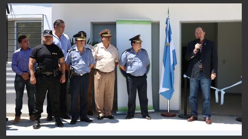 Las autoridades realizaron el corte de cintas en Yrigoyen 691.