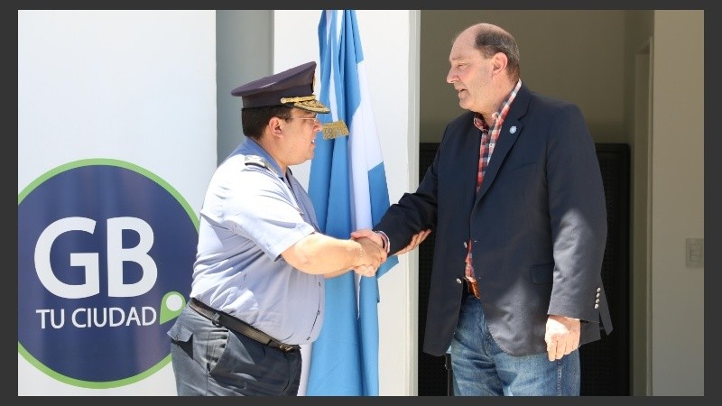 Las autoridades realizaron el corte de cintas en Yrigoyen 691.