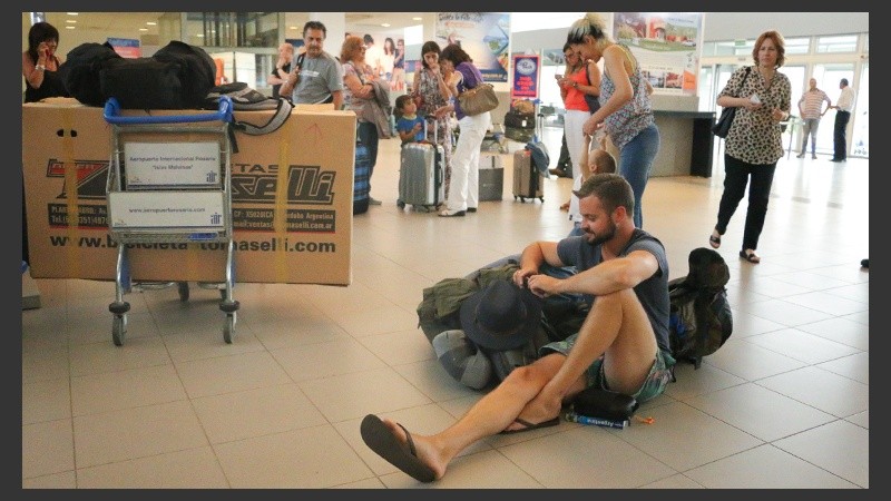 Pasajeros en espera dentro del aeropuerto.