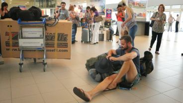 Pasajeros en espera dentro del aeropuerto.