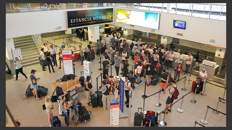 Cientos de pasajeros en espera dentro del aeropuerto.