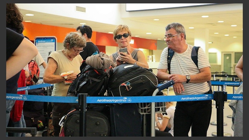 Pasajeros en espera dentro del aeropuerto.