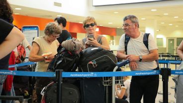 Pasajeros en espera dentro del aeropuerto.