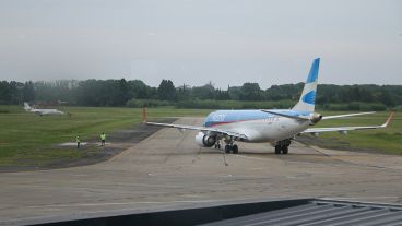 El avión que quedó varado en la pista de aterrizaje.