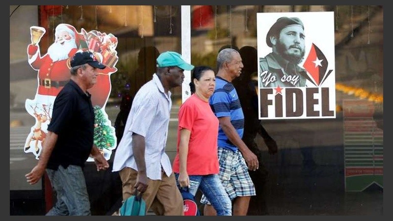 La imagen de Fidel se mezcla con la de Papá Noel en las calles de Santiago. 