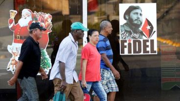 La imagen de Fidel se mezcla con la de Papá Noel en las calles de Santiago.
