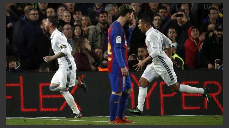 Ramos celebra; Messi y todo Barsa se lamentan. 