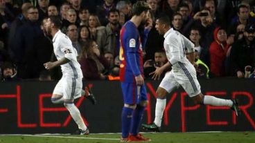 Ramos celebra; Messi y todo Barsa se lamentan.