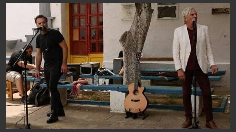 Sergio con su hijo en el recital que brindó en la Unidad de Detención 3.