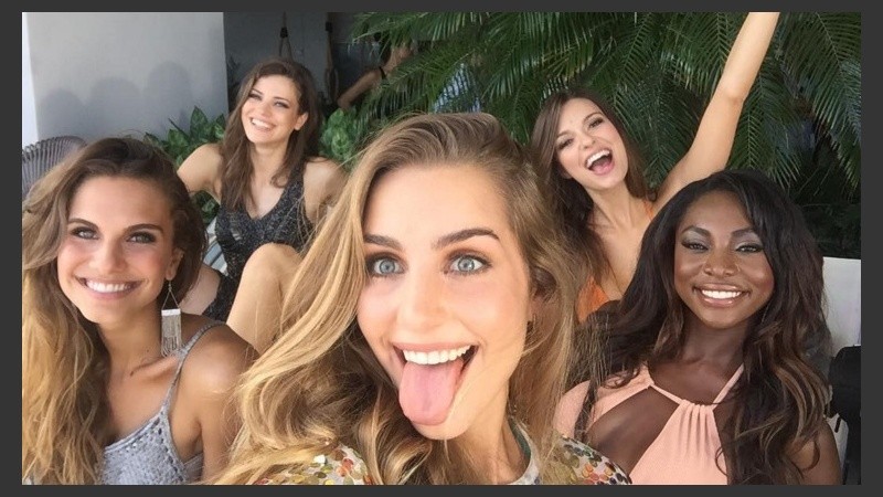 La hermosa Camila en primer plano durante el backstage.