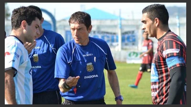 El árbitro agredido habló en Radio 2. 