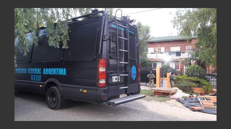Se hicieron 20 allanamientos en la capital provincial y localidades vecinas.