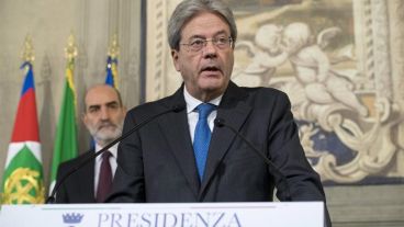 Gentiloni buscará formar nuevo gobierno tras la salida de Renzi.