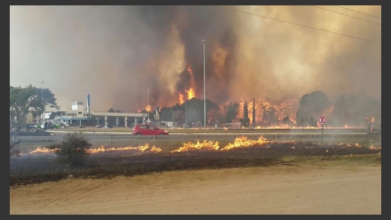 El fuego estaba muy cerca de una estación de servicio en la entrada a Valeria del Mar.