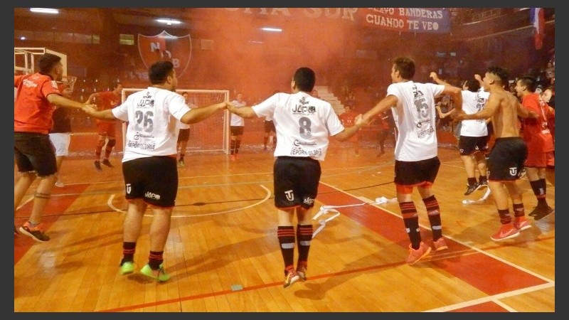 Los leprosos festejaron en el cubierto. 