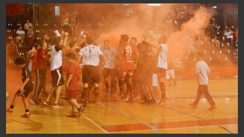 Los leprosos festejaron en el cubierto. 