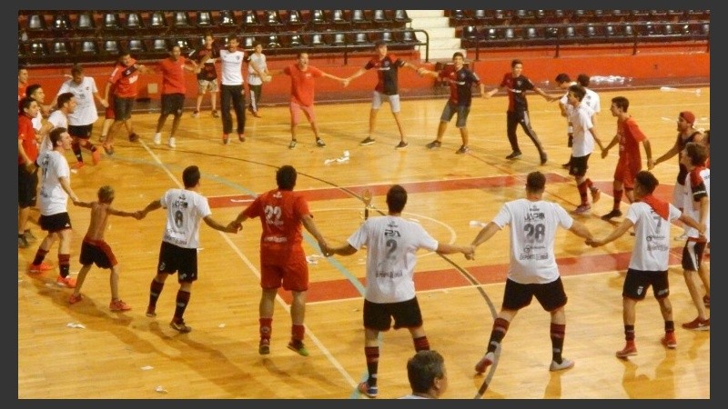 Los leprosos festejaron en el cubierto. 