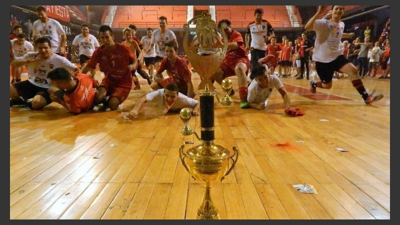 Los leprosos festejaron en el cubierto. 