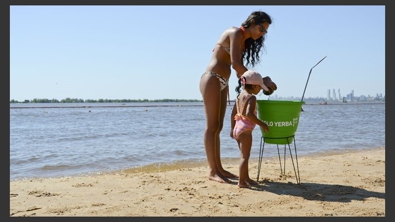 El recipiente para dejar la yerba es un gran mate en la playa.