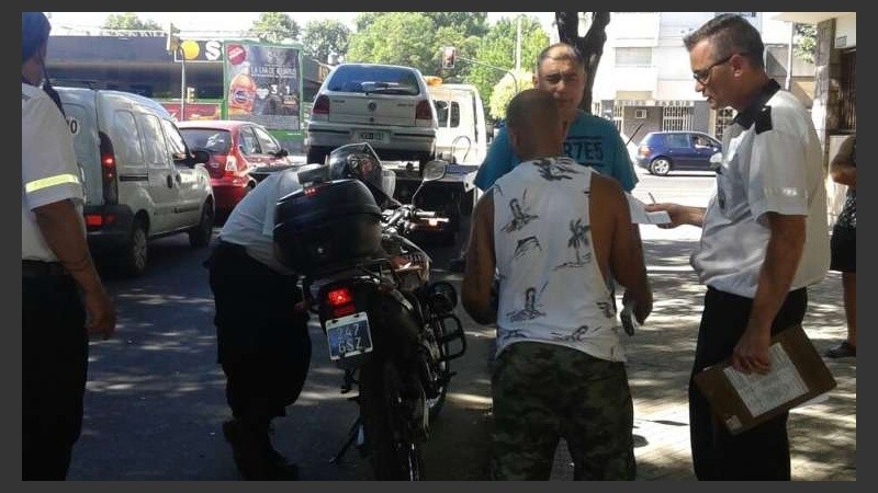 El momento en que le labran el acta y le llevan el auto al corralón. 