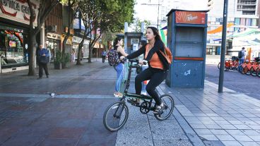 Una joven en bicicleta. Muchos decidieron pedalear este lunes. (Alan Monzón/Rosario3.com)