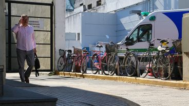 Un rincón de la ciudad con varias bicicletas atadas. (Alan Monzón/Rosario3.com)