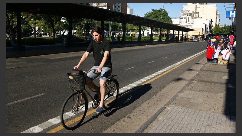 Un ciclista pasa por una plaza Sarmiento sin colectivos. (Alan Monzón/Rosario3.com)