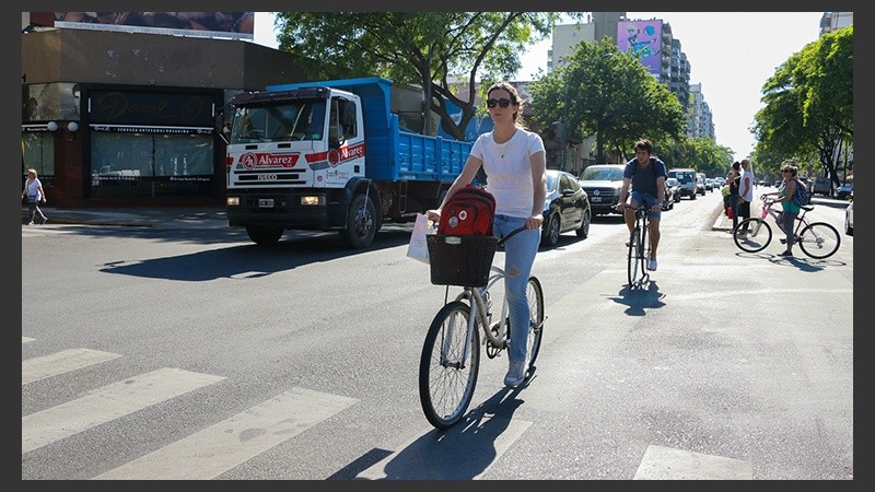 Una alternativa: salir a pedalear para llegar al trabajo en este lunes de sol. (Alan Monzón/Rosario3.com)