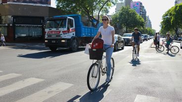 Una alternativa: salir a pedalear para llegar al trabajo en este lunes de sol. (Alan Monzón/Rosario3.com)