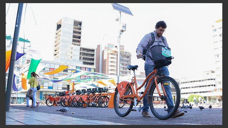 Creció la demanda del uso de bicicletas públicas este lunes sin transporte de colectivos. (Alan Monzón/Rosario3.com)