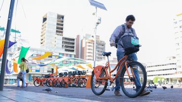 Creció la demanda del uso de bicicletas públicas este lunes sin transporte de colectivos. (Alan Monzón/Rosario3.com)