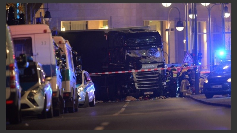 Equipos de rescate trabajaban en el lugar del hecho.