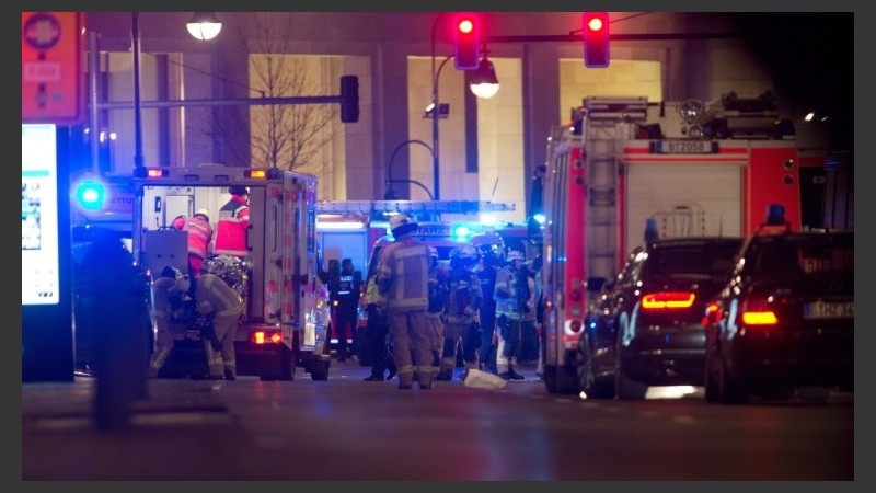 Equipos de rescate trabajaban en el lugar del hecho.