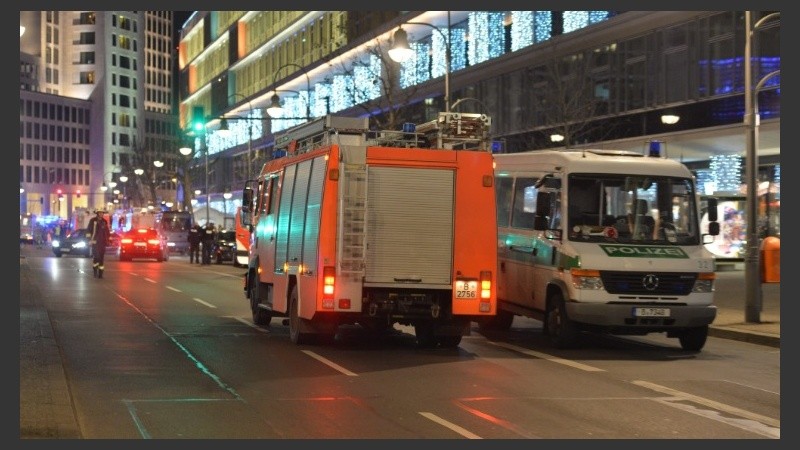 Equipos de rescate trabajaban en el lugar del hecho.