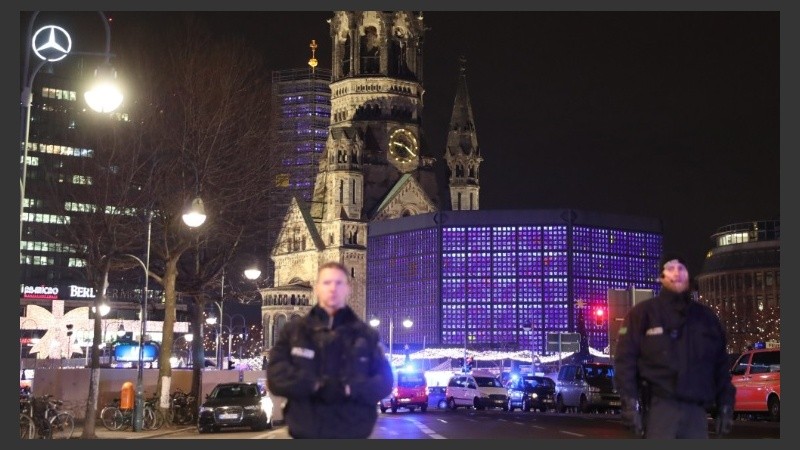Equipos de rescate trabajaban en el lugar del hecho.