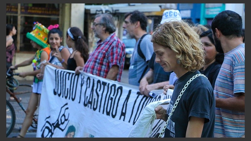 La marcha este lunes por la tarde por las calles de la ciudad. (Alan Monzón/Rosario3.com)