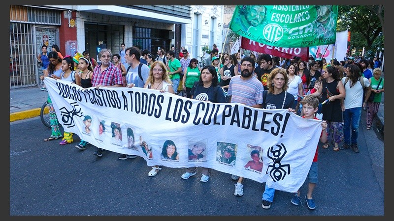 La marcha este lunes por la tarde por las calles de la ciudad. (Alan Monzón/Rosario3.com)