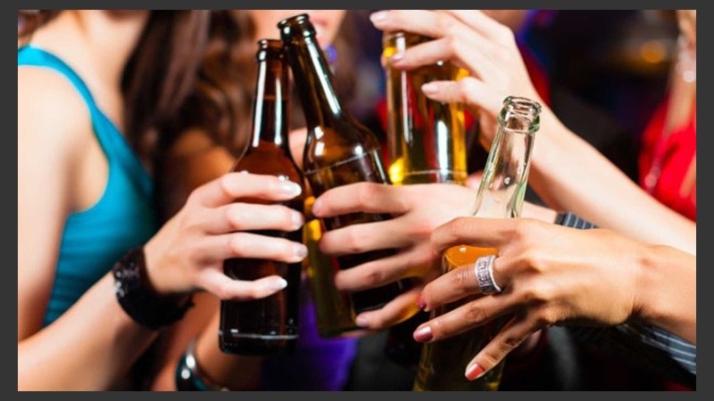 En la Argentina, chicos de 13 ó 14 años pueden acercarse a los negocios y comprar alcohol sin ningún requisito.